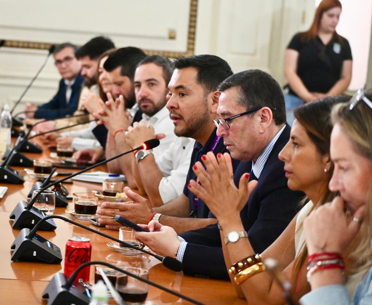 Orrego's tweet image. Contentos por el trabajo que hemos realizado en conjunto, seguimos coordinándonos con la AMUR para fortalecer el desarrollo rural en la RM. Durante el 2026 levantaremos un diagnóstico del transporte rural para fijar las prioridades de las comunas y así determinar los énfasis de…