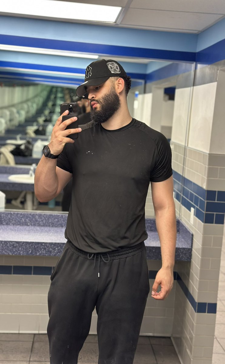 Al2_lora's tweet photo. 🦍🖤 https://t.co/pGVQeUt9Ks