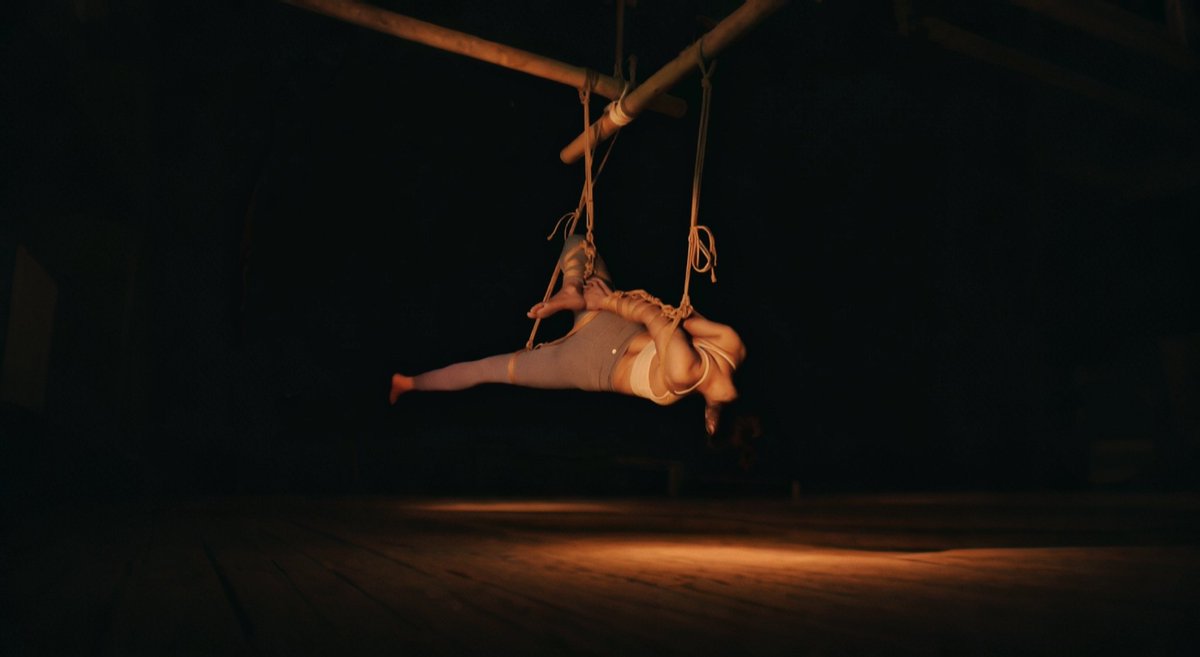 我们吞咽了太多意义  其实生命只需要呼吸
🪢：<a href="/YeMo_1230/">夜殁</a>
📷：<a href="/Guy04223/">Gugles重庆小众摄影</a>