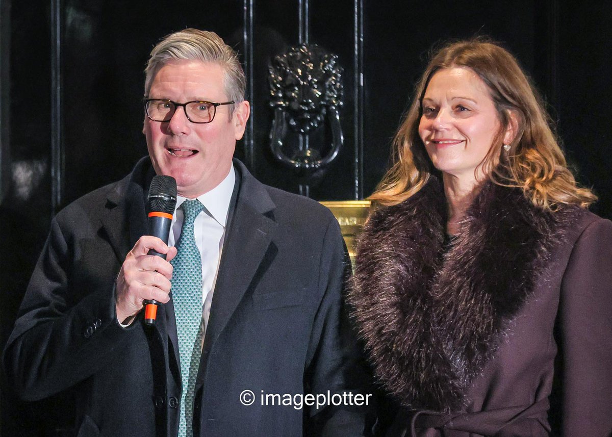 imageplotter's tweet image. A  few shots from the traditional 10 #DowningStreet Christmas-Tree-Lights-Switch-On. Prime Minister Sir #KeirStarmer, his wife Lady Victoria, and a wonderful young volunteer called Samuel Salamone who is an anti-litter campaigner and litter picker. 🎄 Pics @Alamy_Editorial
