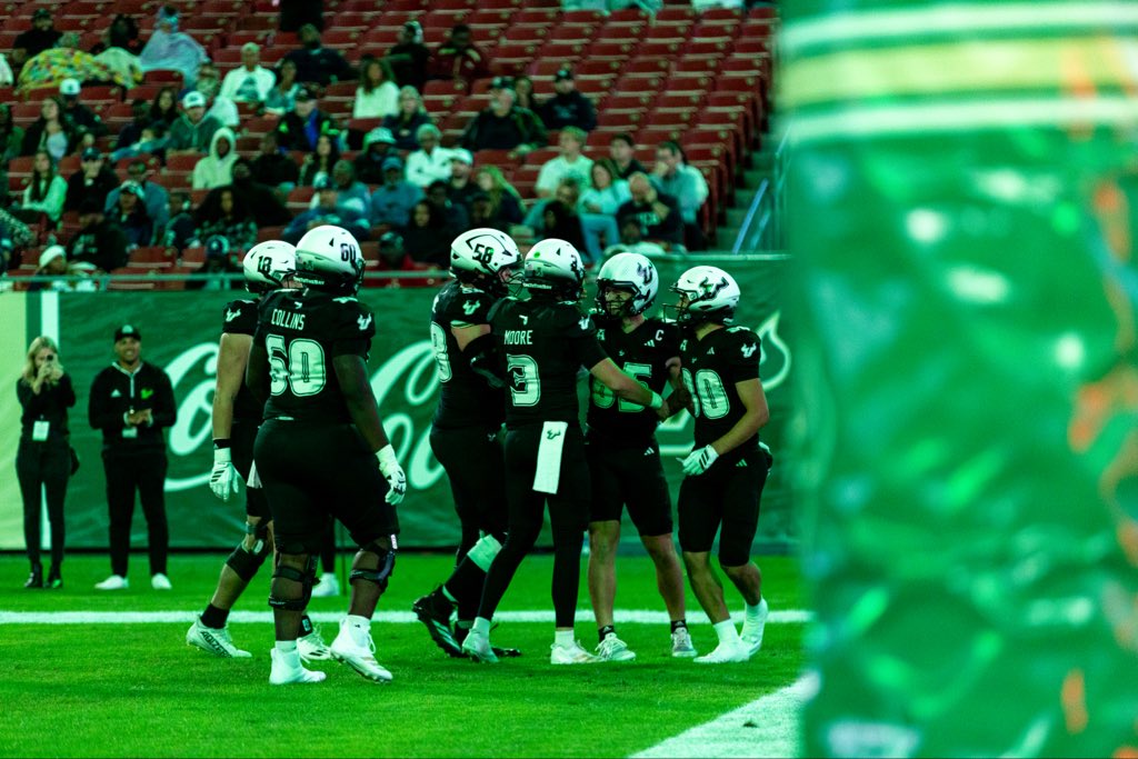 VanessaWenzl17's tweet image. Can I break your feeds with some of my latest college football photography?👀 #USF