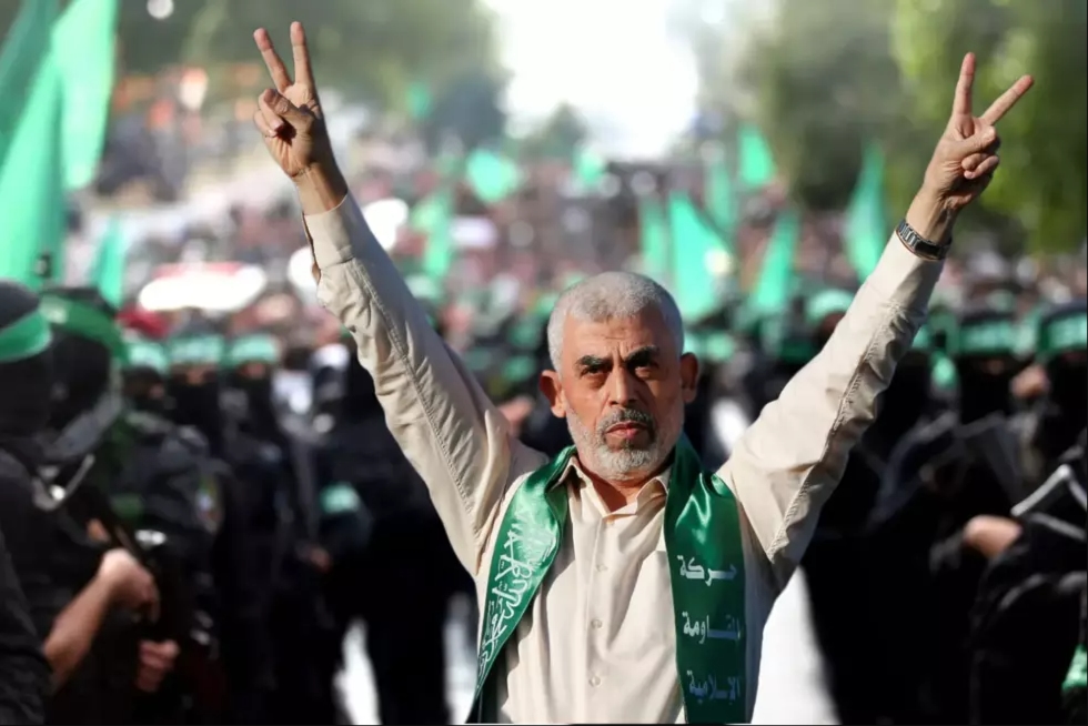 عن "الطوفان" وأدعياء الحكمة.. و"دهاقنة التحليل"!!

ما زال بعض أدعياء الحكمة والتحليل يُعيدون الكلام عن صوابيّة قرار "الطوفان"، من دون أن يسأل أحدهم نفسه عن صوابيّة تكرار هذا الكلام بمناسبة ودون مناسبة، بدل التركيز على الإبادة والخذلان، فضلا عن الإنجازات التي حققها، بجانب أزمات