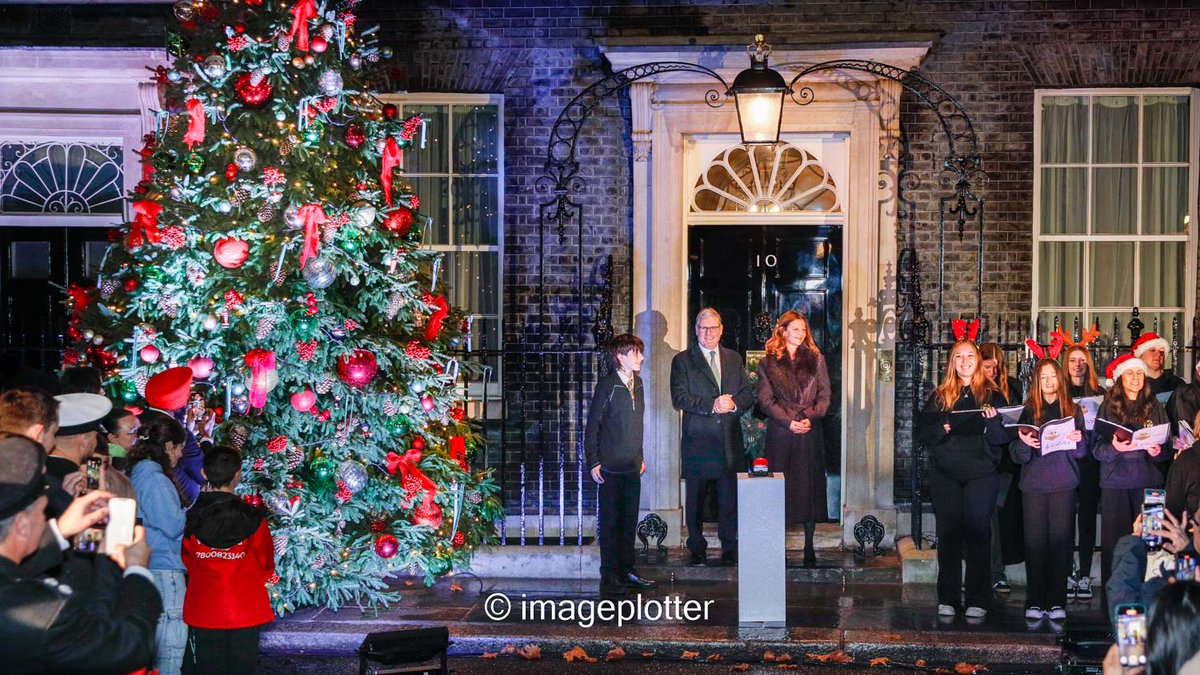 imageplotter's tweet image. A  few shots from the traditional 10 #DowningStreet Christmas-Tree-Lights-Switch-On. Prime Minister Sir #KeirStarmer, his wife Lady Victoria, and a wonderful young volunteer called Samuel Salamone who is an anti-litter campaigner and litter picker. 🎄 Pics @Alamy_Editorial