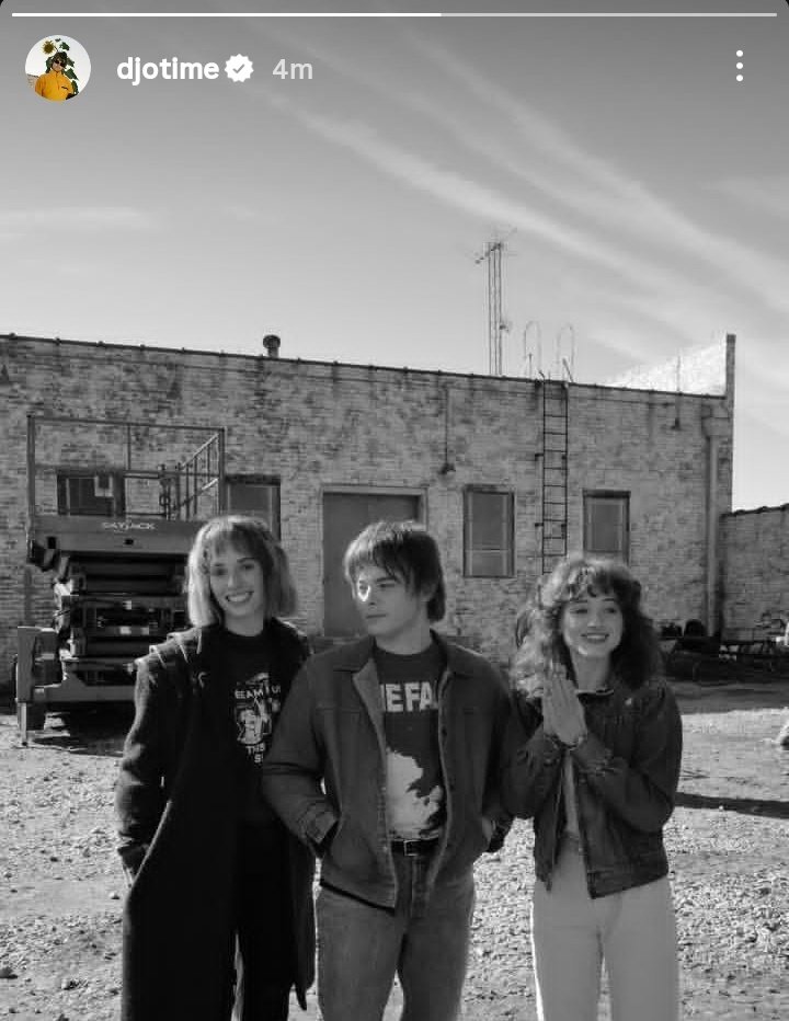 awwww :((( joe posted a photo of maya, charlie and natalie 💘