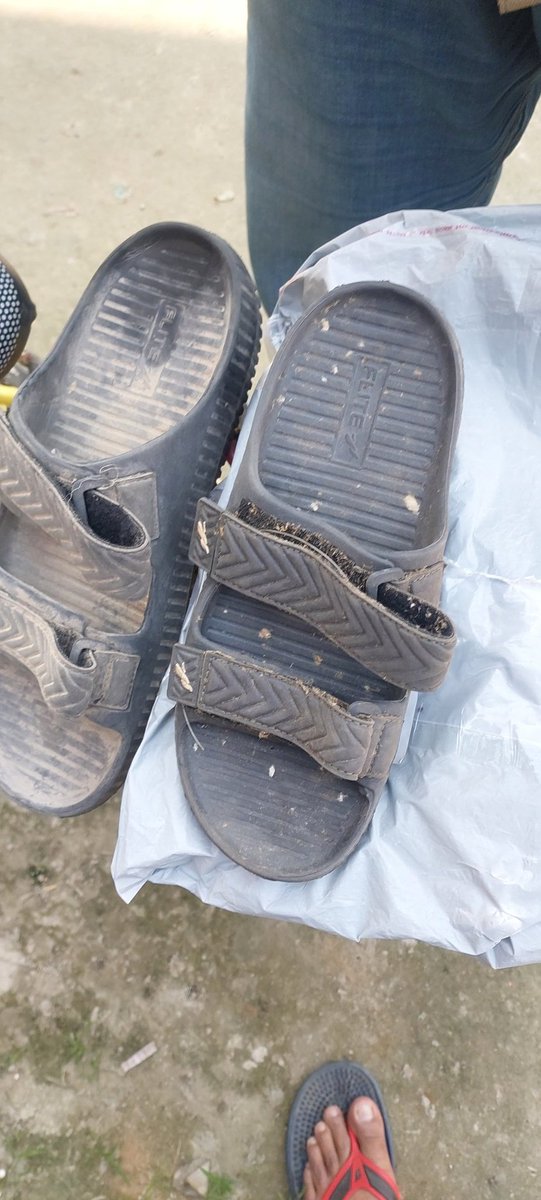 rajkumar_ca's tweet image. @amazonIN I ordered a #Sketcher shoe for 5k+ but you delivered a damaged chappal (see pic). I raised return and refund, the return was picked up on 22nd Nov but refund was not yet issued....and I am not able to call Amazon customer support....plz can you help.....