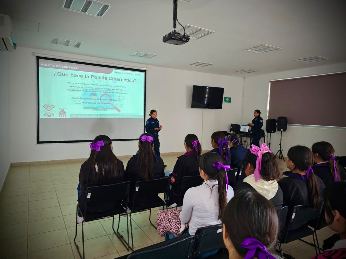 difhgo's tweet image. En la Casa de la Mujer Hidalguense se impartió la conferencia “Huella Digital, la clave del futuro” por el Departamento de Ciberseguridad de la Secretaría de Seguridad Pública, fortaleciendo la seguridad digital de las hidalguenses. 👩🏻‍💻🛜✨