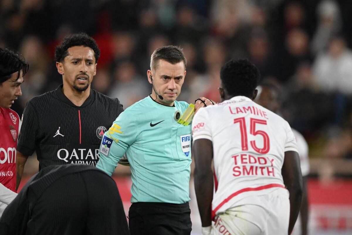 lequipe's tweet image. INFO L&apos;ÉQUIPE. Le directeur de l&apos;arbitrage a estimé que Clément Turpin et ses assistants VAR se sont trompés, samedi, lors du match entre le PSG et Monaco. Lamine Camara aurait dû être expulsé pour son geste sur Lucas Chevalier.

➡️ l.lequipe.fr/8Ap