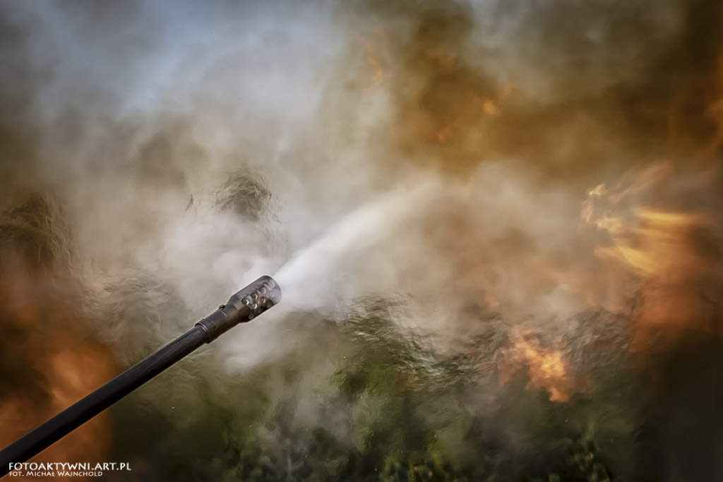 Armata S-60 to absolutny archaizm na współczesnym polu walki, ale ciągle w linii i niezmiennie wciąż widowiskowo łupie.
Dzisiaj świętują dywizjony przeciwlotnicze <a href="/MarWojRP/">Marynarka Wojenna RP/ Polish Navy</a> czekajace na nowoczesny system OPL.