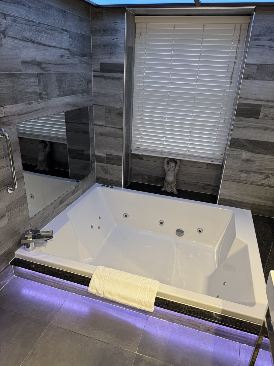 Had the most wonderful night away with my soulmate! 🥰❤️♾️ 

Thank you to 
@thecranleighboutique 
<a href="/thefizzytarte/">The Fizzy Tarte</a> 
@bahabowness 
For your lovely hospitality, now back to reality 😂