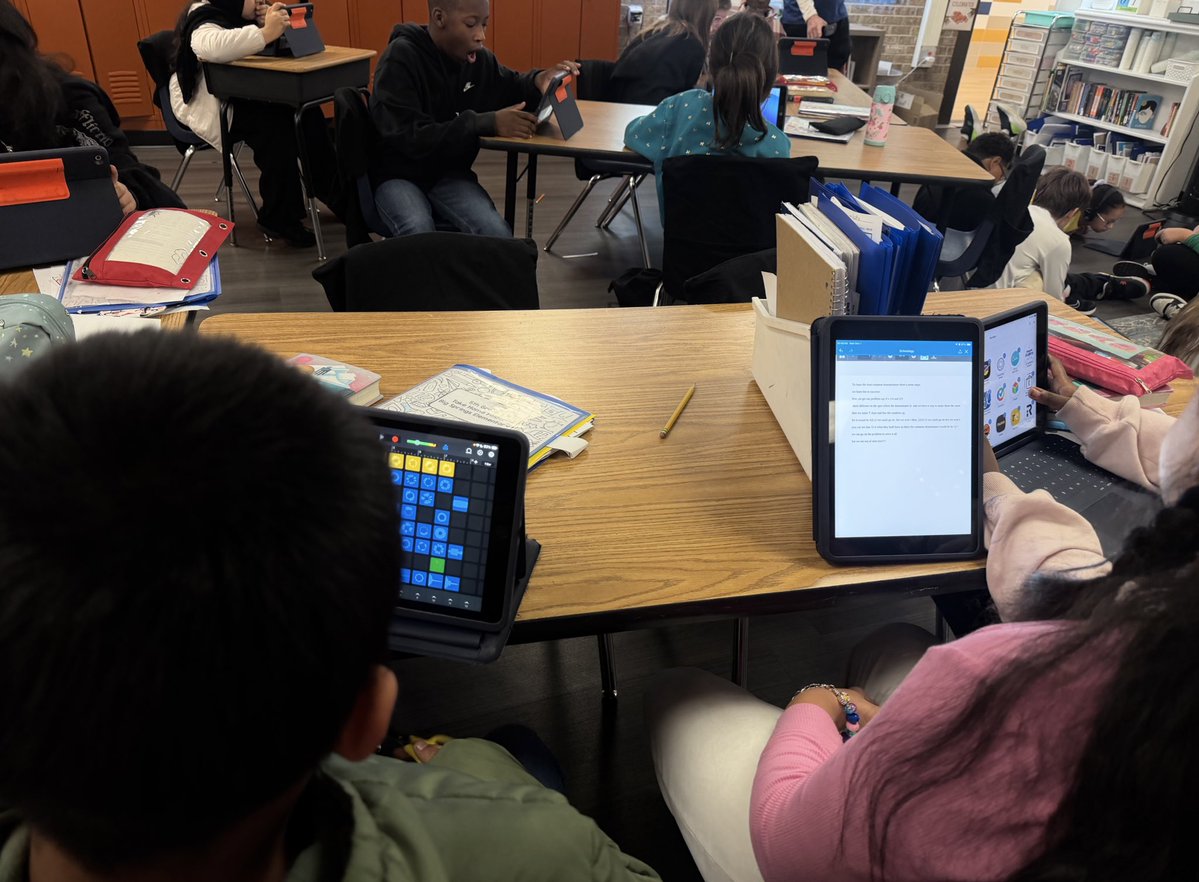 BaileyMcCraw's tweet image. It’s always a great day when @lindsaybcross comes to visit and show my kiddos how to use #garageband to #extendlearning. #Fractions #5thGrade