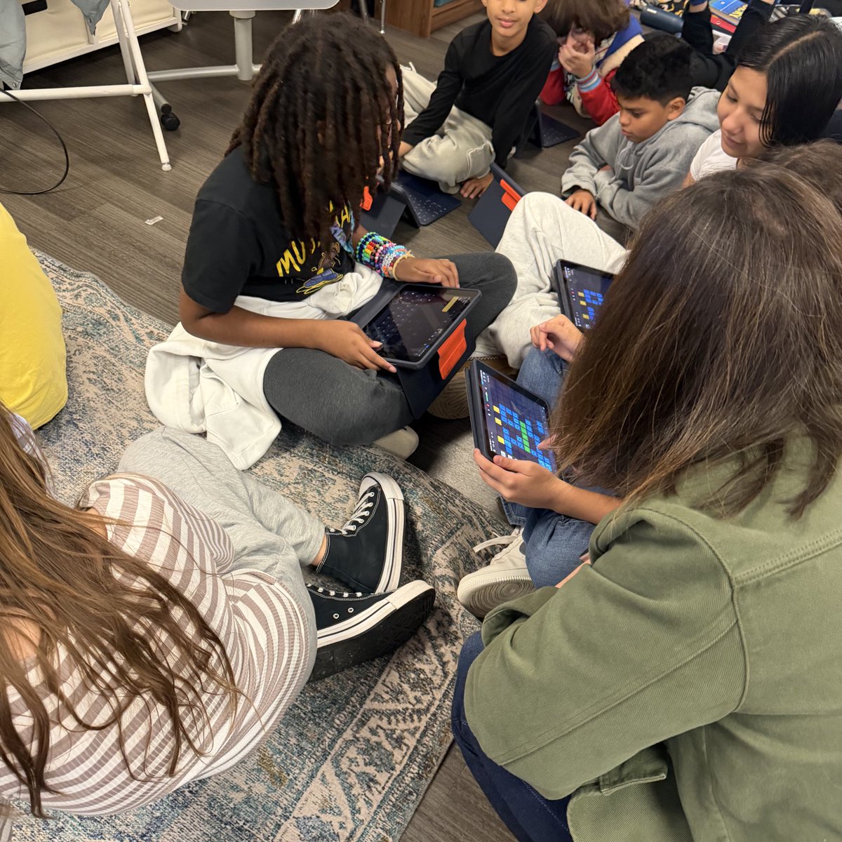 BaileyMcCraw's tweet image. It’s always a great day when @lindsaybcross comes to visit and show my kiddos how to use #garageband to #extendlearning. #Fractions #5thGrade