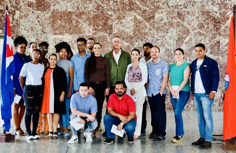 Jóvenes de <a href="/CubaMINREX/">Cancillería de Cuba</a>, representantes de la #DiplomaciaRevolucionaria serán parte de la Expedición "Mis Manos por #Cuba", que recorrerá todo el país, donde apoyarán las discusiones del Programa de Gobierno para Corregir Distorsiones y Reimpulsar la Economía.