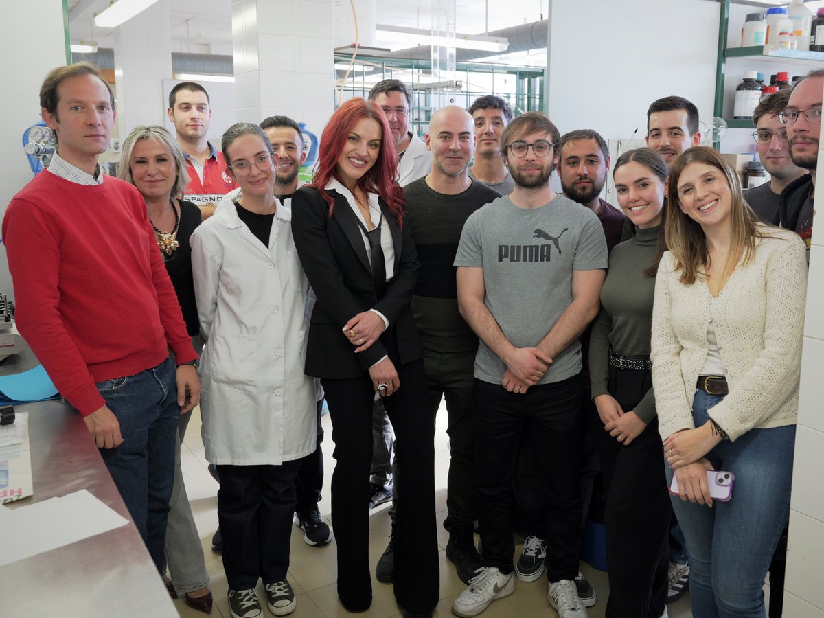 Astro_SaraG's tweet photo. En #Salamanca abracé la investigación como lo que hoy es: mi pasión y mi carrera profesional.

Visitar las aulas y laboratorios donde me doctoré y reencontrarme con antiguos compañeros y colaboradores fue emocionante.

Gracias a @USAL y @alumniusal por expandir mis órbitas. https://t.co/6Iz7A3NHtZ