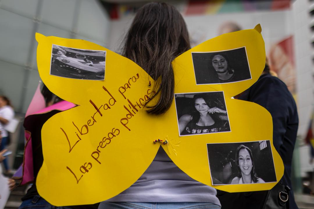 Tortura, abandono y silencio: lo que viven las mujeres presas políticas en Venezuela

Familiares de presas políticas y activistas se reunieron frente a la sede de la Organización de las Naciones Unidas en Caracas para pedirle al organismo que intervenga por aquellas mujeres