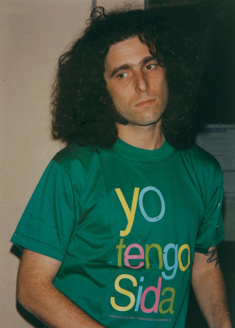 lacurvadelamod's tweet image. La remera como estandarte político y discursivo. En 1996, Calamaro vistió la icónica remera diseñada por Roberto Jacoby y Mariana Sainz (Fsbulous Nobodies). Hoy la recordamos porque es el Día Internacional de la lucha contra el VIH SIDA.