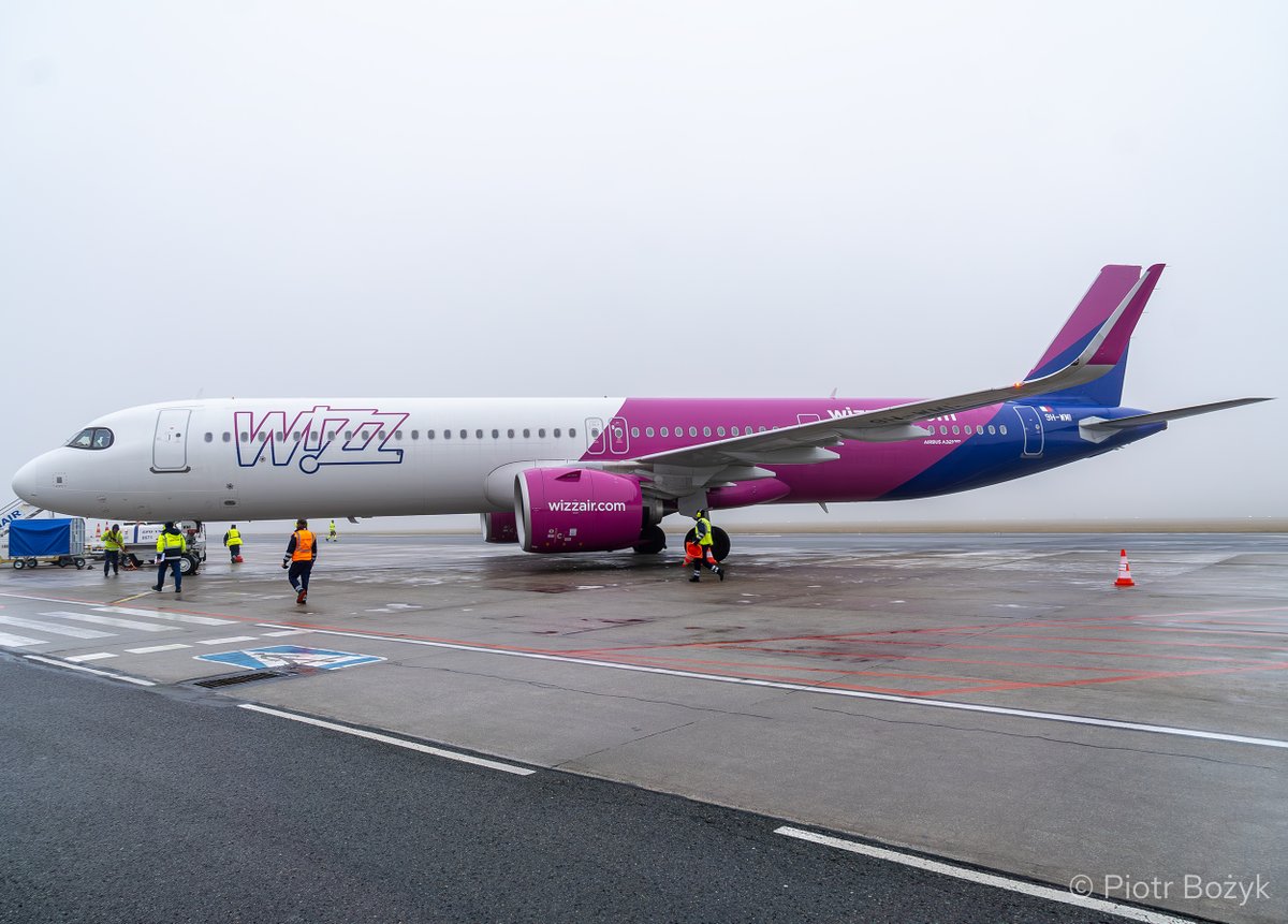 PiotrBozyk's tweet photo. Po 13 latach @wizzair powrócił na lotnisko w Modlinie! 1 grudnia zainaugurowano rejsy do Aten, Barcelony i Bergen👉https://t.co/PSy4Byruif After 13 years,#Wizz Air has returned to @WMI_Airport! On December 1, flights to Athens, Barcelona &amp; Bergen were inaugurated. #aviation #WMI https://t.co/dvCzVLMvwq