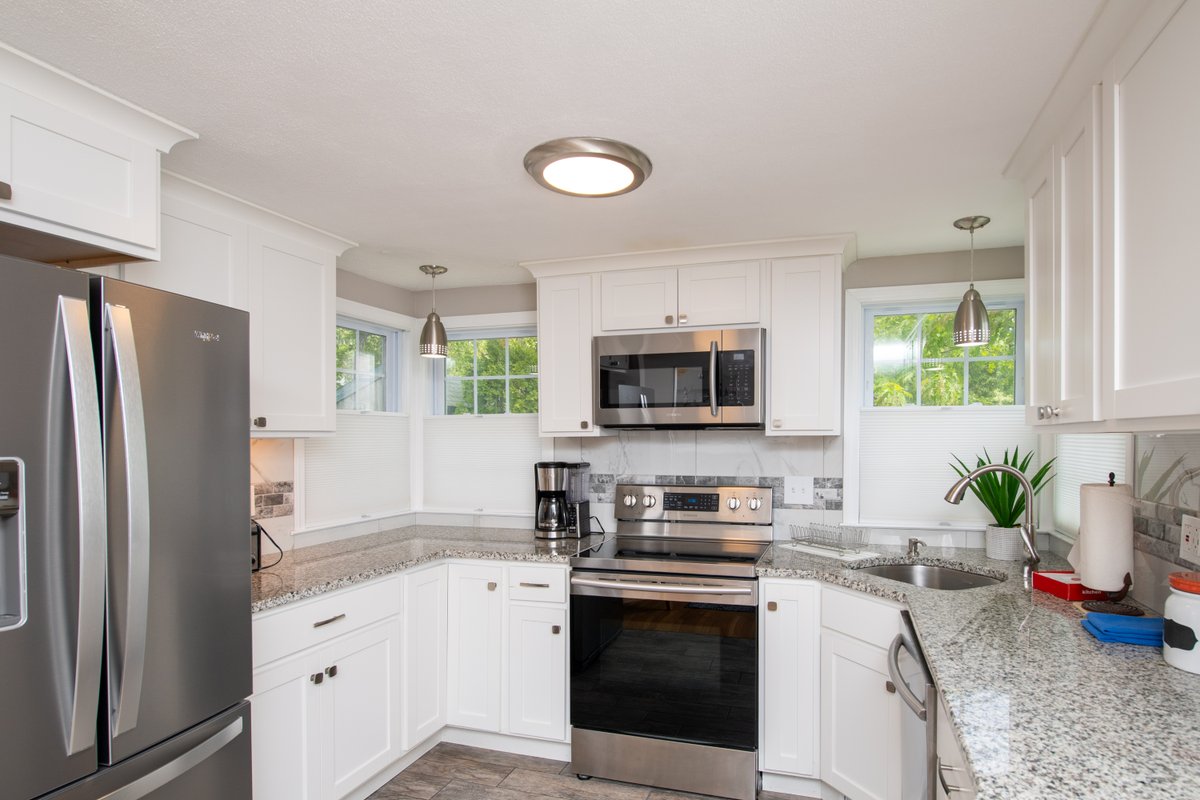 CapeCodSquad's tweet image. ✨ Coastal comfort awaits at 15 Easy St in Dennis Port! ✨
Bright, updated kitchen with stainless appliances, granite counters &amp;amp; tons of natural light — perfect for your Cape Cod getaway. 🌊🍳

Want details?
📲 Text EASY STREET to 508-456-9300

#CapeCod #VacationRental
