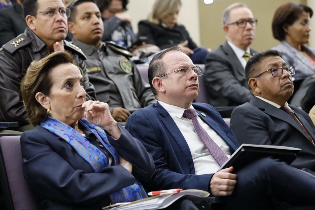 Midesgt's tweet image. La Iniciativa Intersectorial del @guatemalagob #ManoAManoGT presentó avances sobre intervenciones en los municipios con mayores índices de pobreza, destacando el impacto de sustituir pisos de tierra por pisos de concreto, que mejora la salud de las familias. 🛖👧🏽👦🏽

Hilo 🧵 2/5