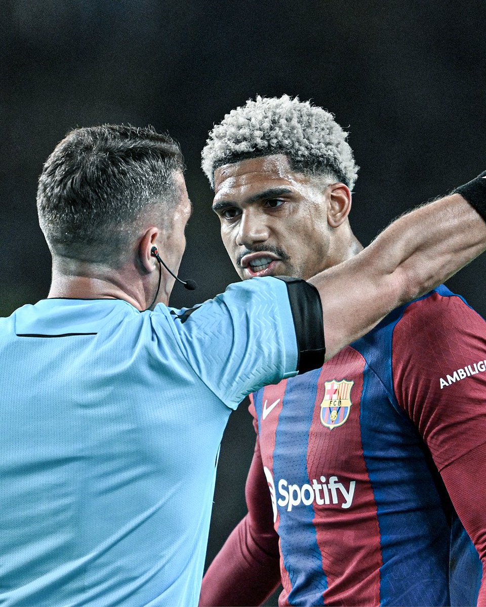 ESPNFC's tweet photo. Barcelona have granted defender Ronald Araújo a break as he attempts to deal with mental issues which have been hindering his performances this season, a source confirmed to ESPN.

A source confirmed to ESPN that physically Araújo has been fine this season, but that he has not been 100% mentally for a while and has requested some time from the club to recover.