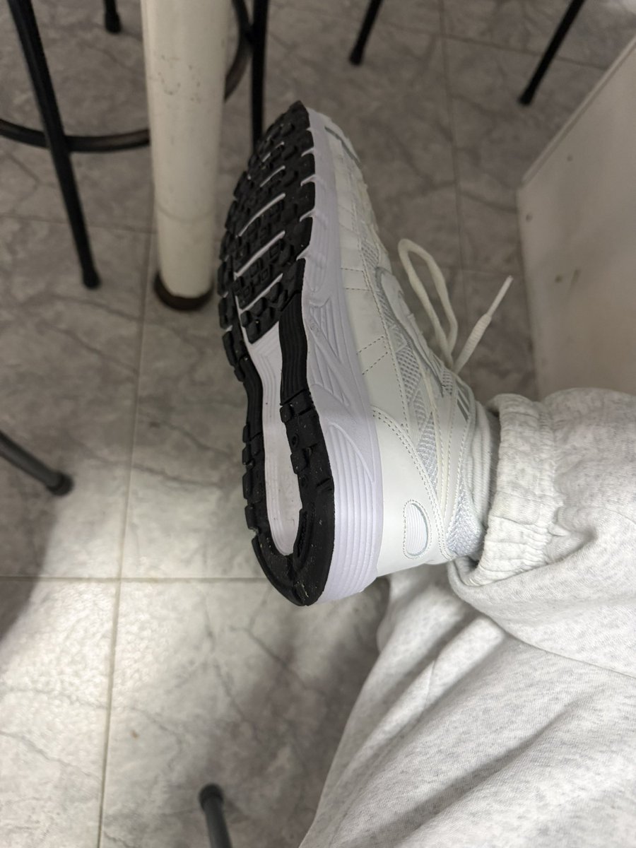 Ahi debajo de mi mesita sirviendo como buen perdedor