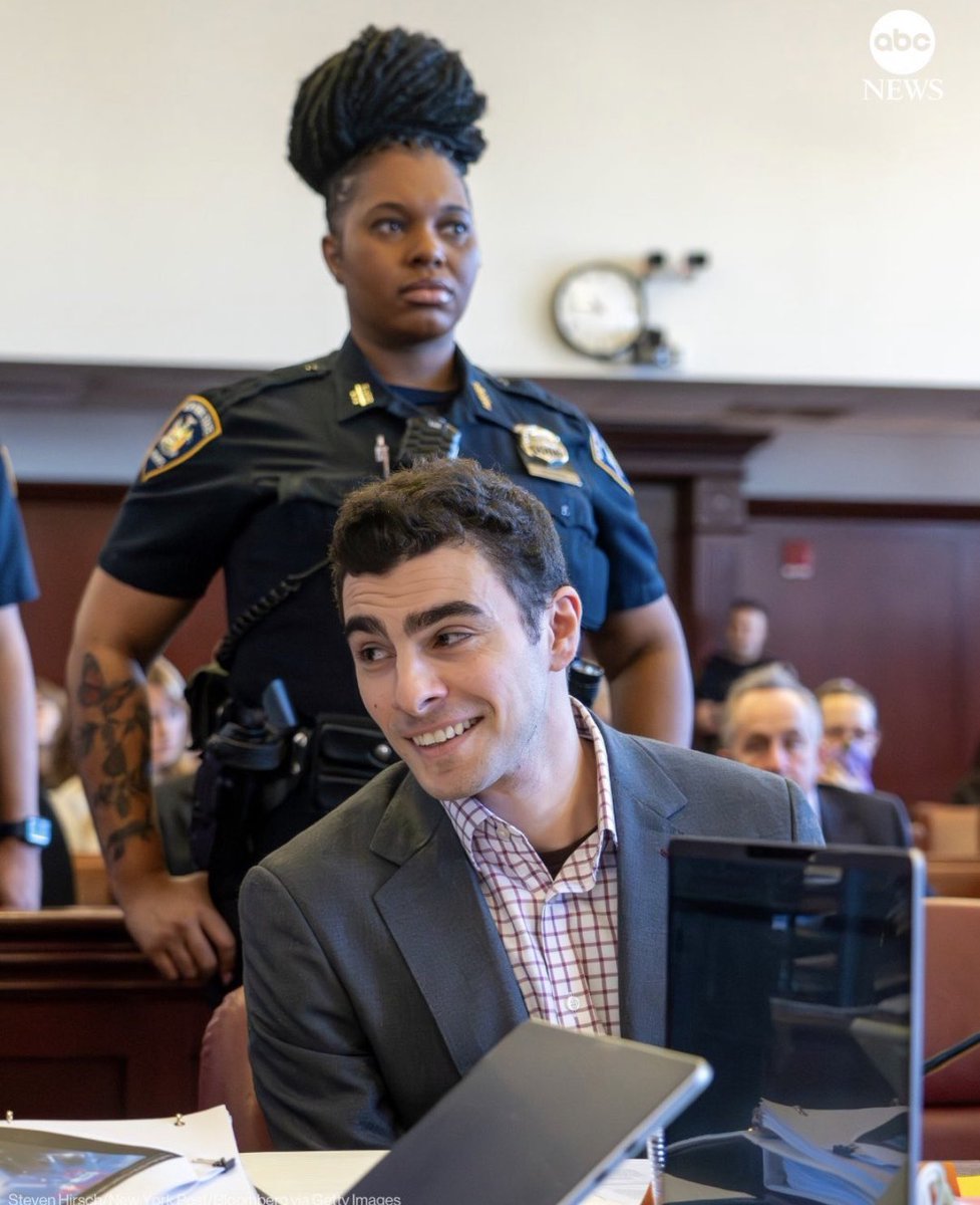 Tanishaevonne's tweet photo. I also would be fighting not stare at Luigi Mangione in the courtroom 

Stay strong sis ✊🏾 https://t.co/LC5cj60yyH