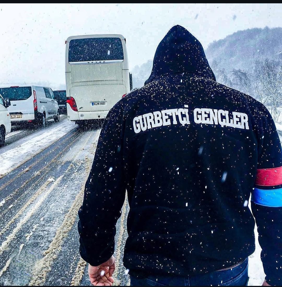 yakupoglu_08's tweet photo. Deplasman sadece bir şehrin sınırlarını geçmekten ibaret değildir. Hem gönül yolculuğu hem de hasreti bir nebze olsun dindirme fırsatı, memlekete duyulan özlemi tribünlerden giderme çabasıdır. 
Trabzonspor'un kalbi neredeyse oraya yürümektir. 
Mesafeler, hava koşulları, puan durumu farketmezsizin bir stadyum kapısında memleket kokusunu hissedebilmektir. 
@GurbetciGencler
Sadece bir grubun adı değil, özlemin, bağlılığın ve gurbetin bordo maviye boyanmış halidir.