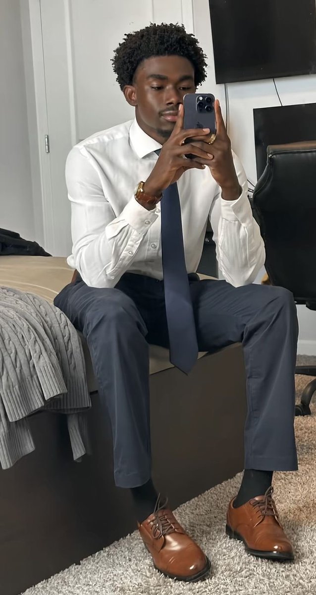 HowYouWantaHimToDress tweet media