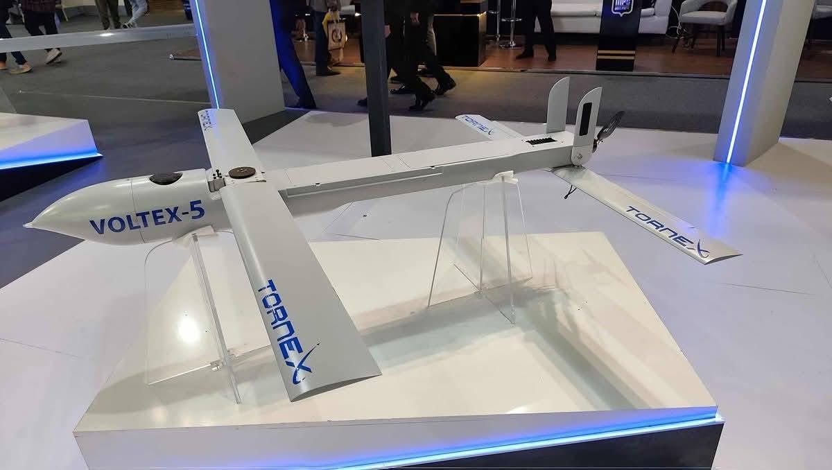 Foad2442's tweet image. 🌠الذخائر المتسكعة المصرية الصنع من إنتاج شركة تورنيكس _ Tornex الدفاعية( VOLTEX-5 … ( VOLTEX-10 هي شبه الدرونز او الصواريخ المجنحة بيتم اطلاقها بلا هدف محدد…بتفضل تلف وتتسكع ف الجو وتراقب لغاية ما تلاقي هدف تنقض عليه وتضربه بضربة انتحارية.

#الجيش_المصري_عزنا_وفخرنا 🇪🇬🇪🇬