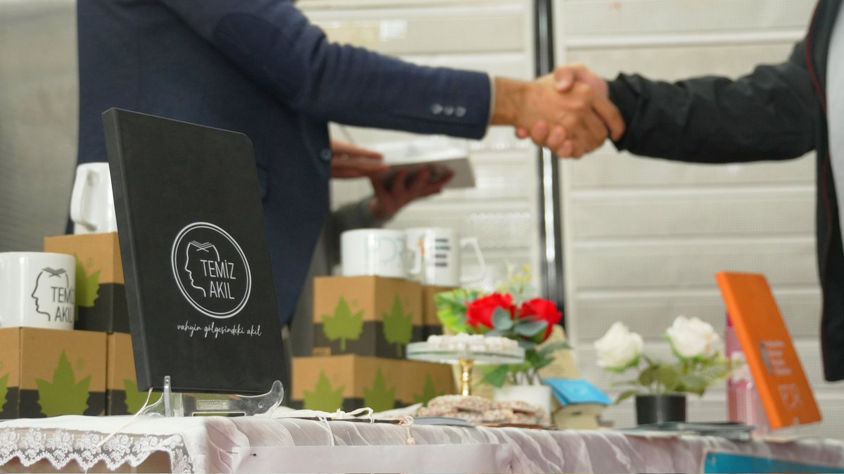 Temiz Akıl, PDR Office ve Birr Mektebi gençliği olarak Alparslan Kuytul Hocaefendi ile söyleşi programında buluştuk.

Gençliğin sorularına ve sorunlarına cevaplar bulduğumuz bu istifade dolu programımızdan çeşitli kareler...📸

Bir sonraki programda görüşmek üzere...👋☺️
#keşfet