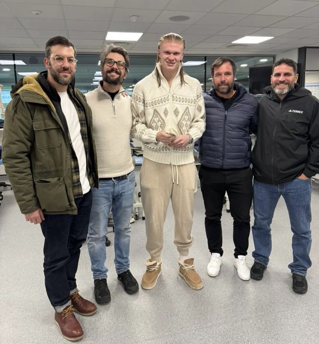 Que paja ser Halland, haber metido 194 goles en 206 partidos y saber que no sos el mejor 9 en la foto