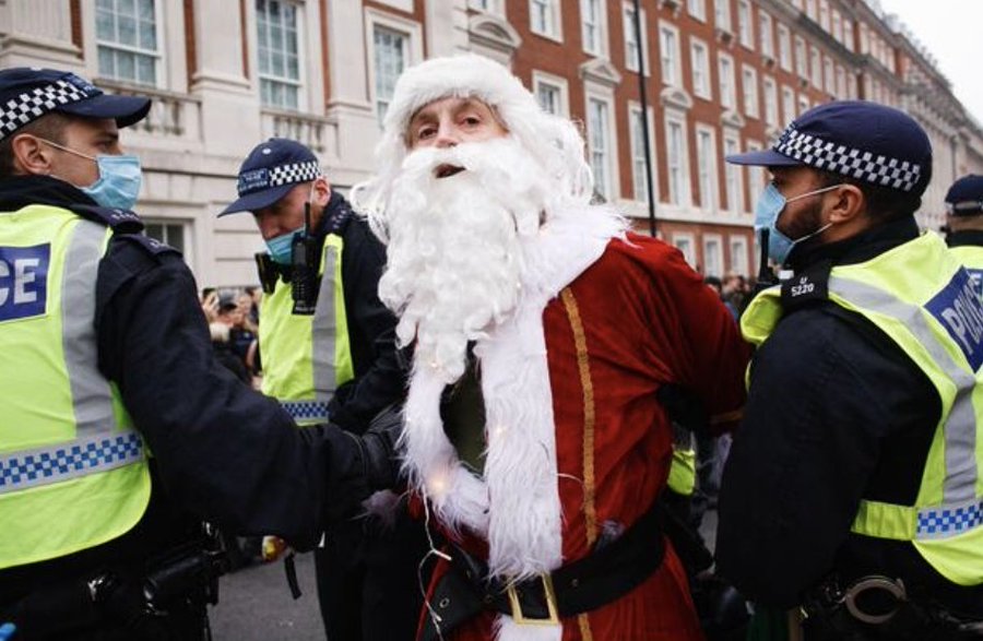 isaacrrr7's tweet photo. En el Reino Unido detienen a Santa Claus porque es "provocativo" para los musulmanes. https://t.co/rsvSFJmD3G