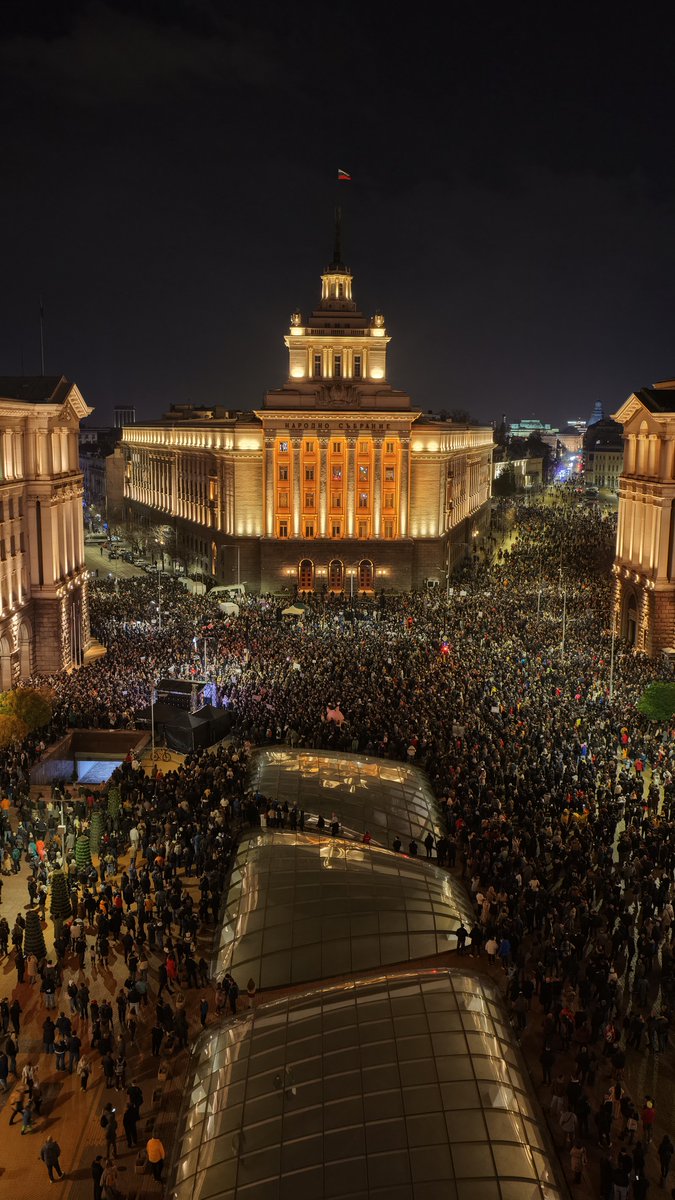 NeliSalo's tweet photo. Huge protests in #Bulgaria against #mafia duo @BoykoBorissov & Delyan #Peevski, sanctioned under #MagnitskyAct.
@EPP @EPPGroup and @ManfredWeber's support for @BoykoBorissov is not an act of loyalty. It is complicity with the Bulgarian mafia, @Europarl_EN . https://t.co/G5bbCLNSxk