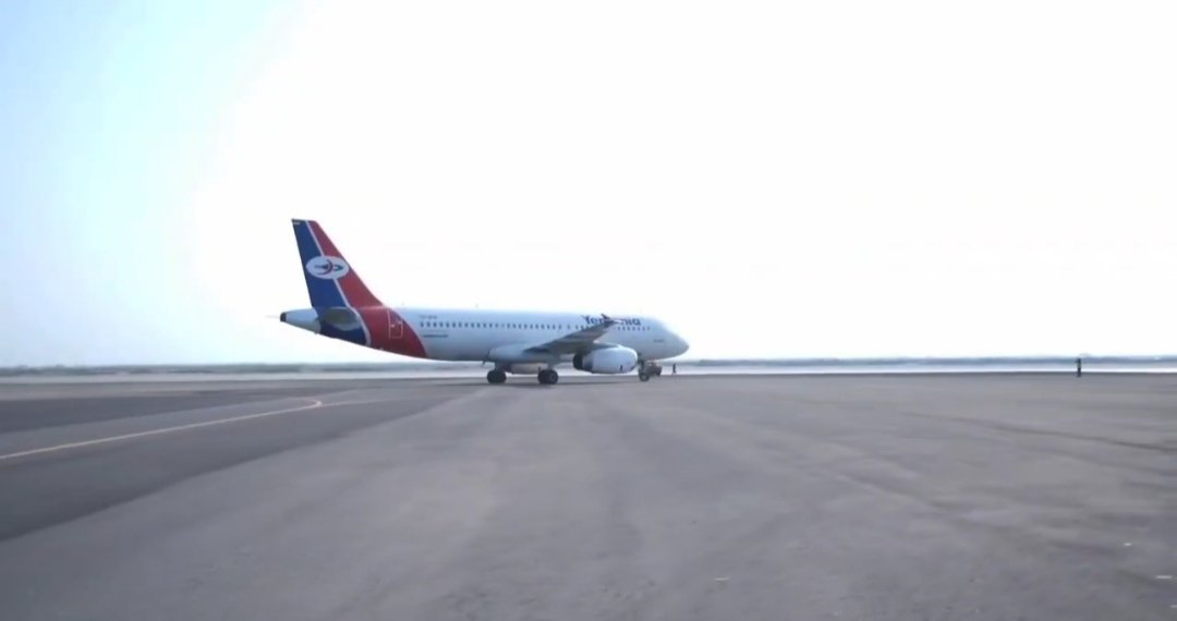 برج القيادة في مطار صنعاء الدولي وافق على هبوط طائرة لليمنية تقل سلطان البركاني وعدد من الاعلاميين والناشطين المحسوبين على ما يسمى "المكتب السياسي" لطارق صالح المدعوم اماراتيا _وذلك بناء على وساطة دولة عربية
وهو ما يؤكد أن صنعاء تتحكم بالملاحة الجوية على جميع المطارات.