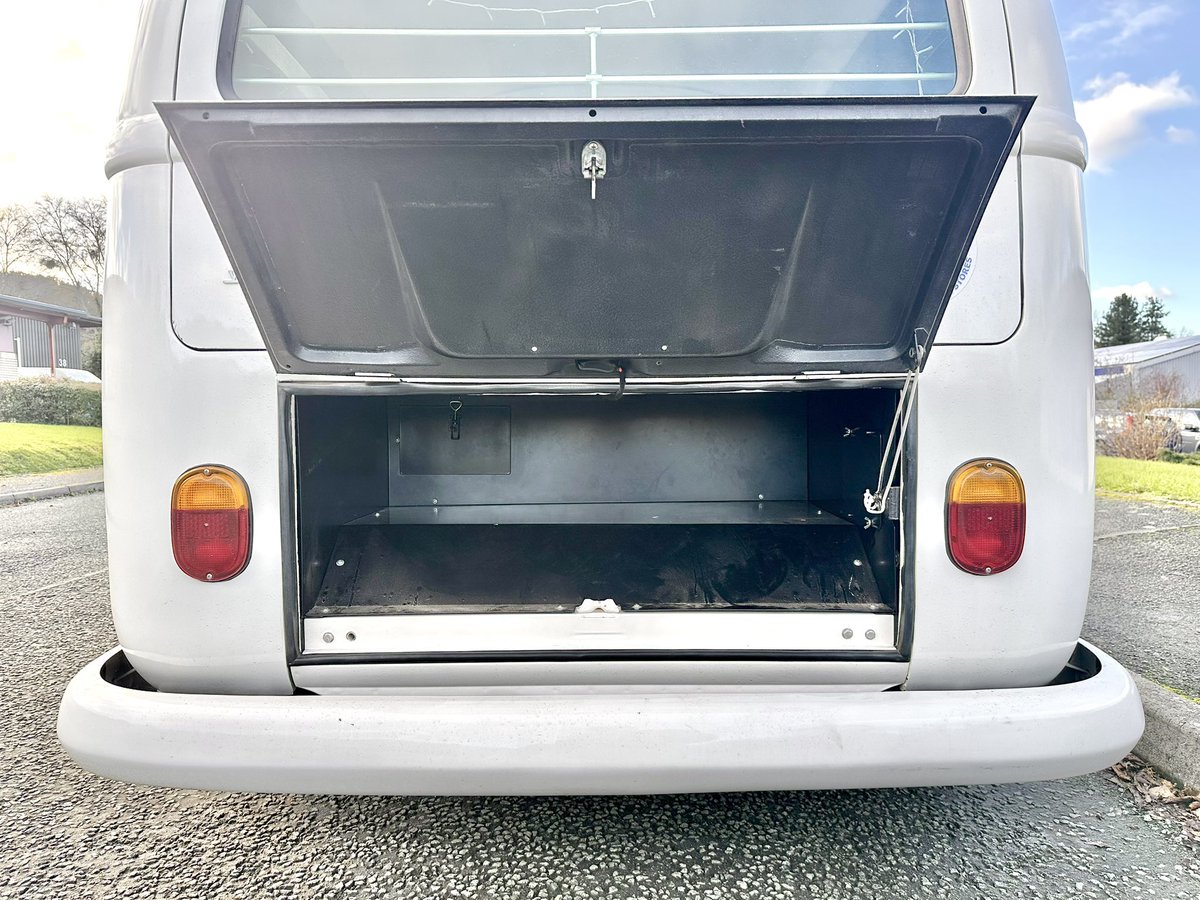 elecclassiccars's tweet photo. This electric VW Splitscreen van just looks perfect in the sunshine. The stance is just 👌and it even has a boot now.  #VWcamper #vwsplitscreen #electricvwcamper #voltswagon https://t.co/y9OGVSFOgG