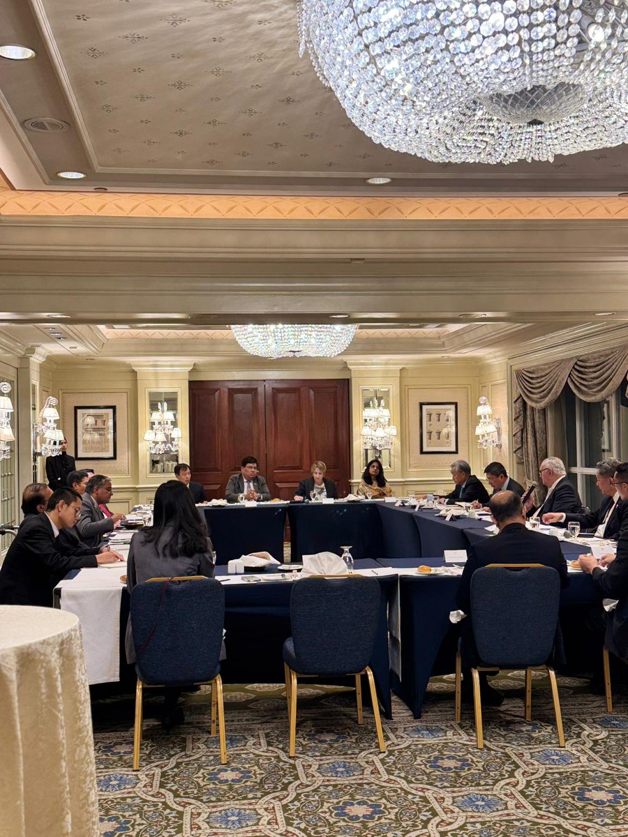 MYEmbassyCairo's tweet image. Asian Ambassadors in Cairo had productive exchanges of views on regional issues, particularly on Gaza, with His Excellency Mohamed El-Orabi, former Foreign Minister of Egypt and Chairman of the Egyptian Council for Foreign Affairs whose diplomatic career spanning over 50 years.