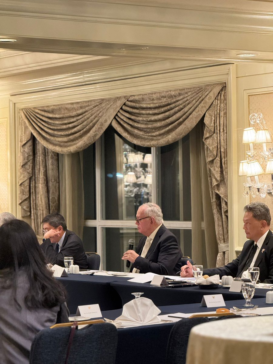 MYEmbassyCairo's tweet image. Asian Ambassadors in Cairo had productive exchanges of views on regional issues, particularly on Gaza, with His Excellency Mohamed El-Orabi, former Foreign Minister of Egypt and Chairman of the Egyptian Council for Foreign Affairs whose diplomatic career spanning over 50 years.