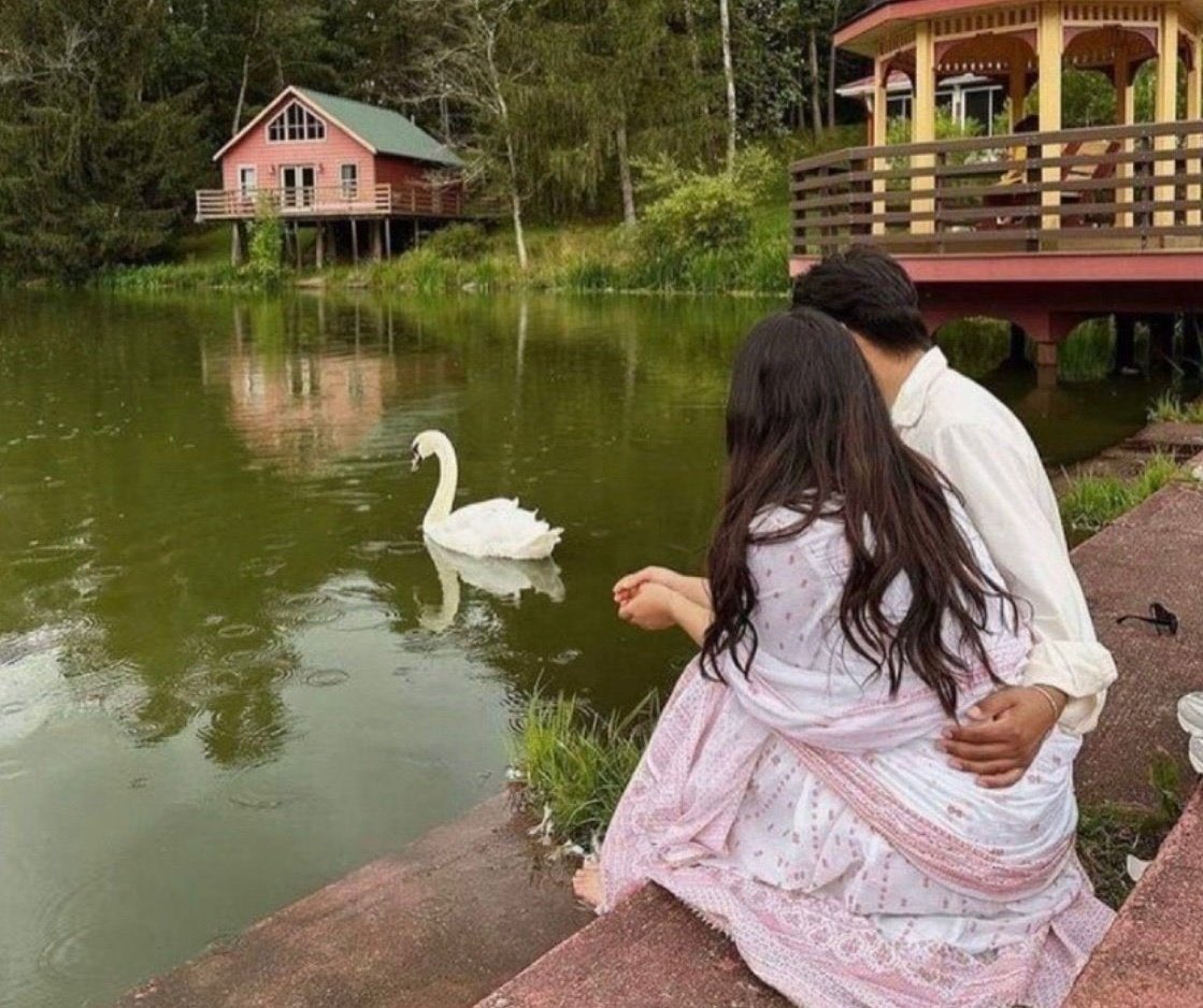 तुमको देखा तो ये ख्याल आया,
ज़िंदगी धूप तुम घना साया ।

आज फिर दिल ने एक तमन्ना की,
आज फिर हमने दिल को समझाया ।

तुम चले जाओगे तोह सोचेंगे,
हमने क्या खोया हमने क्या पाया ।

- जावेद अख़्तर