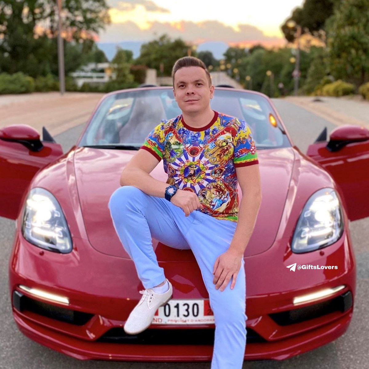 webthreeapex's tweet image. 📢 | #News

Billionaires are entering the world of Telegram gifts. 🙈

A wealthy Russian entrepreneur 🇷🇺 named Evgeny Kayumov bought himself a gold set on a Black background🔥