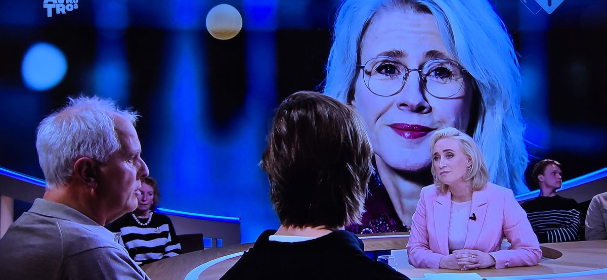 marcelbar8's tweet image. "Dit ondermijnt het zorgvuldig opgebouwde vertrouwen door de journalistiek in NL en bij de NOS. Ik vind dat zeer kwalijk en ons voorland zijn de VS."

De woede van Ron Fresen over de uitlatingen van #MonaKeijzer is terecht. Wat mij betreft moet Keijzer weg. #Eva #jinek #EvaJinek