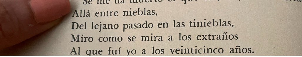 “ Del lejano pasado en tinieblas, 
Miro como se mira a los extraños 
Al que fui yo  a los veinticinco años.”

- Miguel de Unamuno.