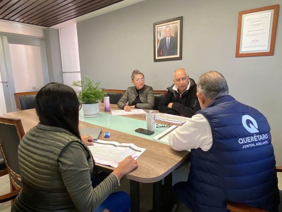 ¡Primer día del año, último mes del año!✨

El titular del <a href="/IFEQ15/">IFEQ</a> , se reunió con parte de su equipo para revisar el avance de obras 2025, además de conocer el estatus de las que se encuentran en proceso, a fin de cerrar el año de la mejor manera.

#Contigo, en tu colonia.📍