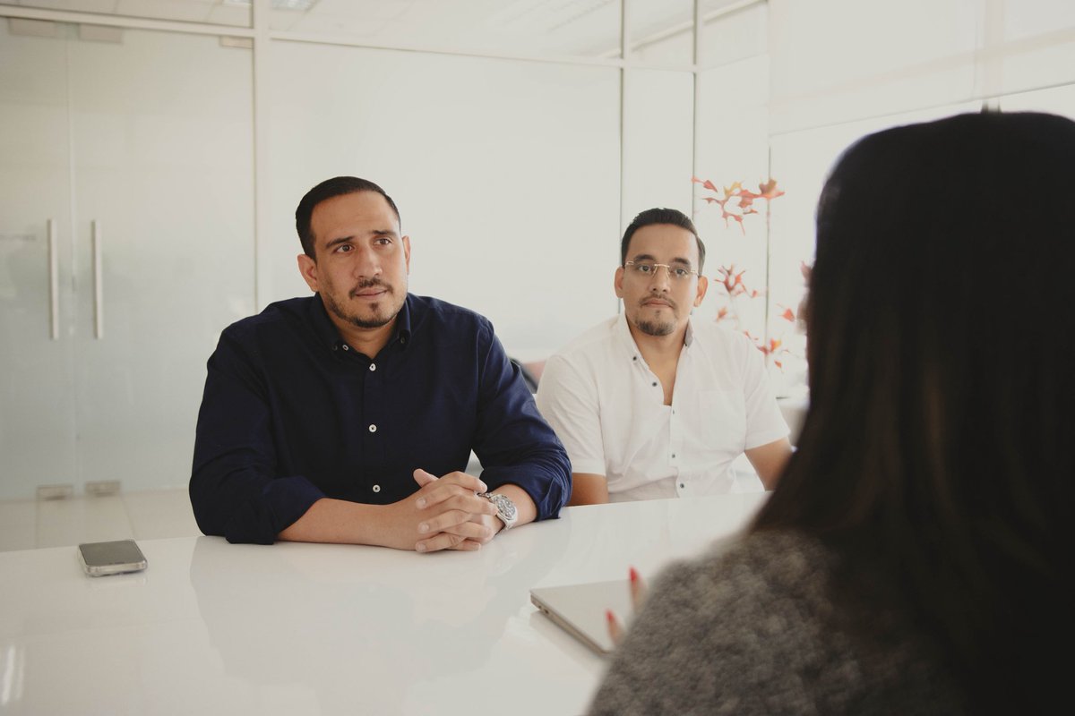 Regresé a la oficina junto al asambleísta por Guayas <a href="/FA_Cevallos/">Francisco A Cevallos</a> , afinando acciones que impulsarán el desarrollo social del cantón #Milagro. Como dicen ahora… se vienen cositas, y muy buenas.
Muy pronto sabrán en qué estamos trabajando.
<a href="/DanielNoboaOk/">Daniel Noboa Azin</a> 
<a href="/DHumanoEc/">Ministerio de Desarrollo Humano 🇪🇨</a>