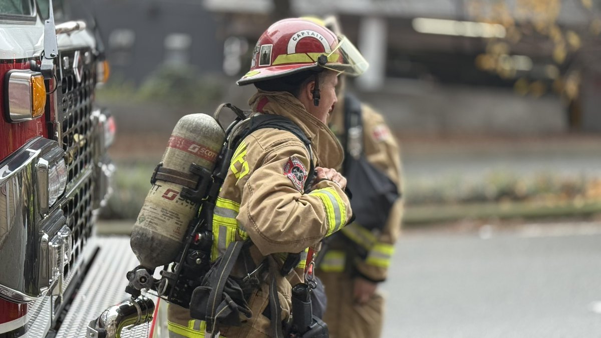 bob_homer's tweet photo. BREAKING 🔥Vancouver firefighters arrive at a hotel fire on Pender between Abbott &amp; Cambie. Early reports suggest residents saw smoke in several rooms. https://t.co/fvuwp5Bsqc