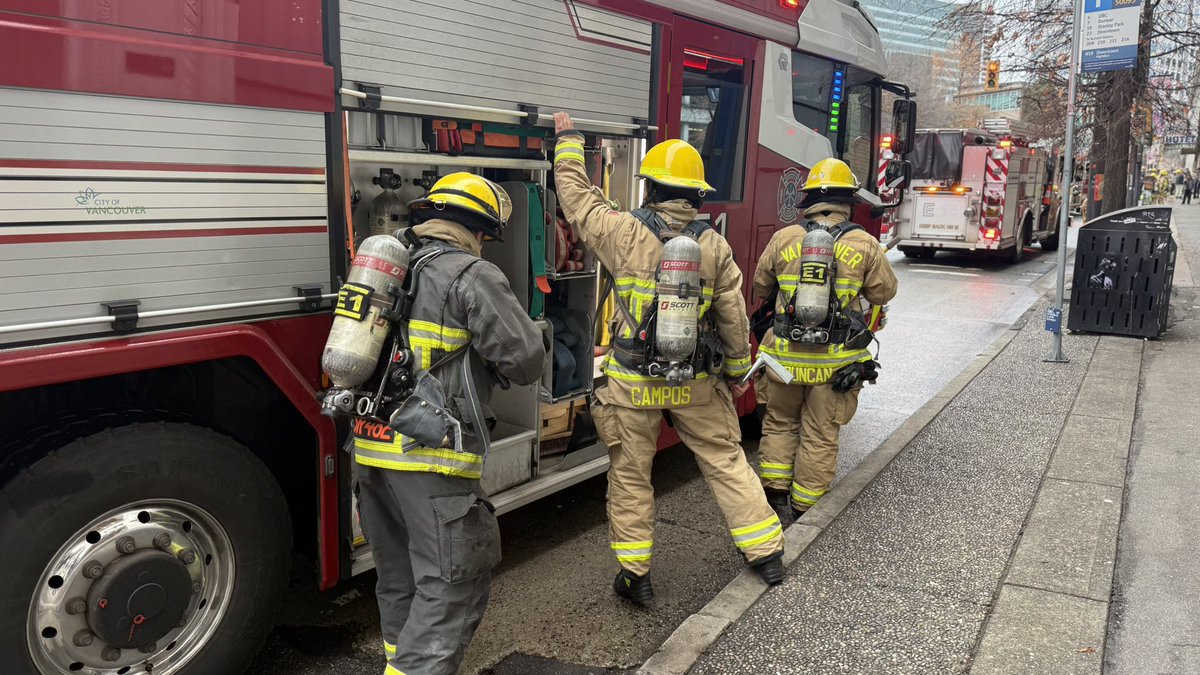 bob_homer's tweet photo. BREAKING 🔥Vancouver firefighters arrive at a hotel fire on Pender between Abbott &amp; Cambie. Early reports suggest residents saw smoke in several rooms. https://t.co/fvuwp5Bsqc