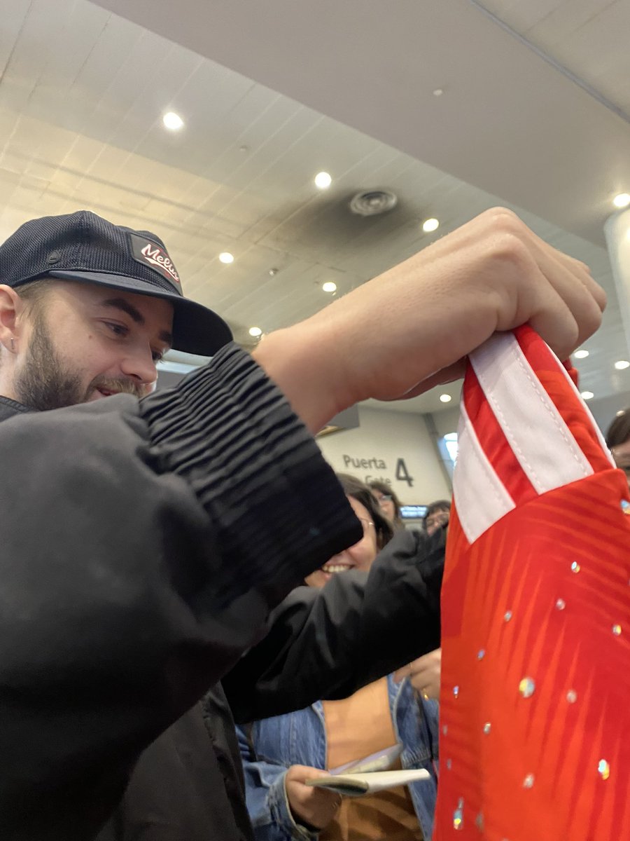 chilejack_jack's tweet photo. J abriendo el regalo del Fans Club🇨🇱❤️‍🩹 https://t.co/RkPWap7Uhr
