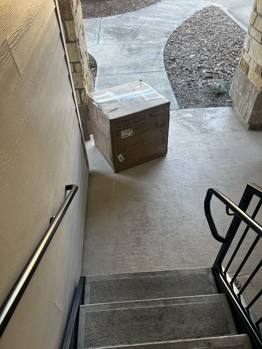 BoatsNHoespt2's tweet image. I ordered a reclining chair and fedex dropped it at the bottom of the stairs . I’m on the third floor 😒 and it’s 179 lbs