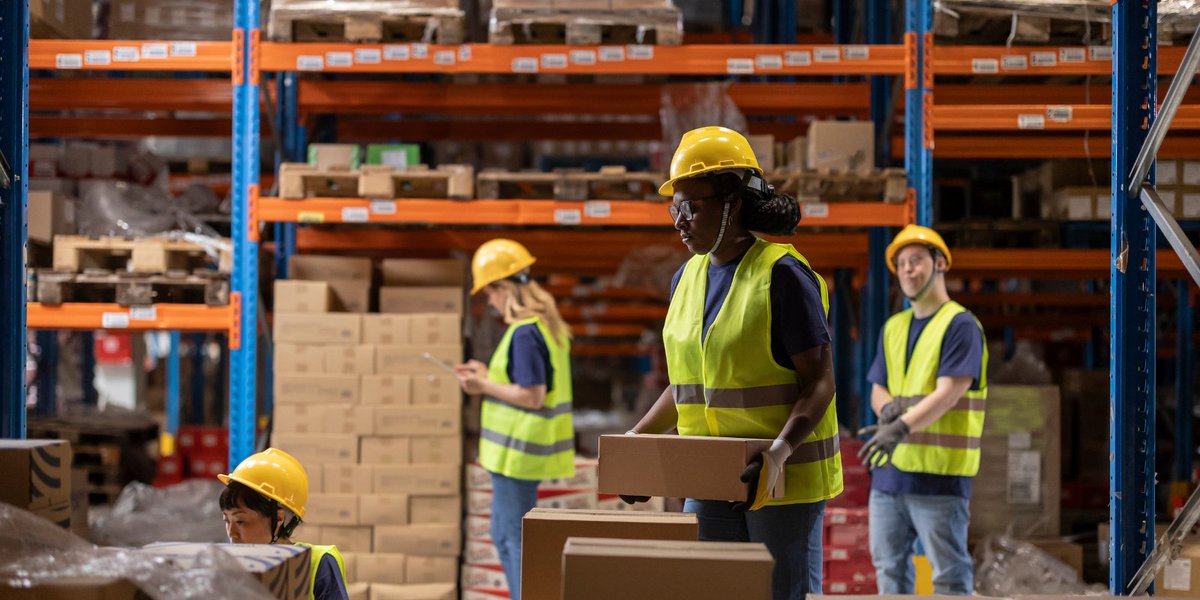 Logistica_360's tweet image. 📌Cómo fortalecer tu cadena de suministro en temporada alta con software de gestión de transporte.

✅Un TMS permite escalar la operación, reducir errores y optimizar rutas con mayor control, eficiencia y sostenibilidad durante la temporada alta. 👉tinyurl.com/4rnxf8c6