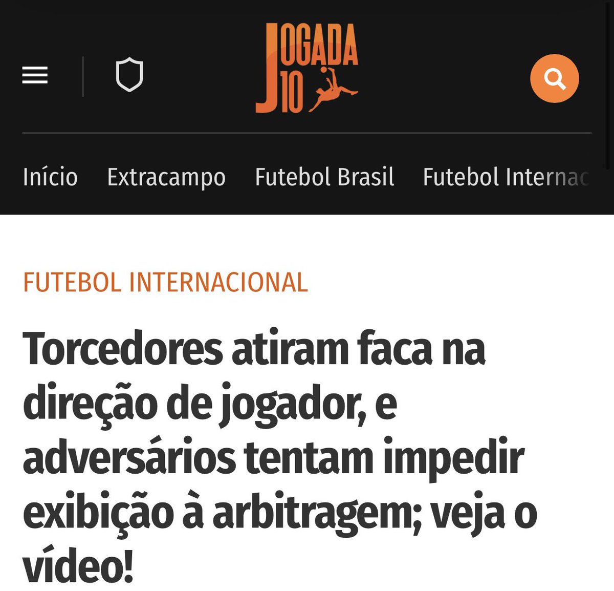 🚨 موقع "JOGADA10" البرازيلي 🇧🇷  :

⚽️ مشجعون يرمون س..كينًا على لاعب، واللاعبون المنافسون يحاولون منع الحكم من رؤية ذلك؛ شاهد الفيديو!

⬅️ شهدت مباراة الجيش الملكي الرباطي والأهلي المصري، في دوري أبطال أفريقيا، حادثة عنف خطيرة.

⬅️ خلال المباراة، ألقى مشجعو الفريق المغربي أداة