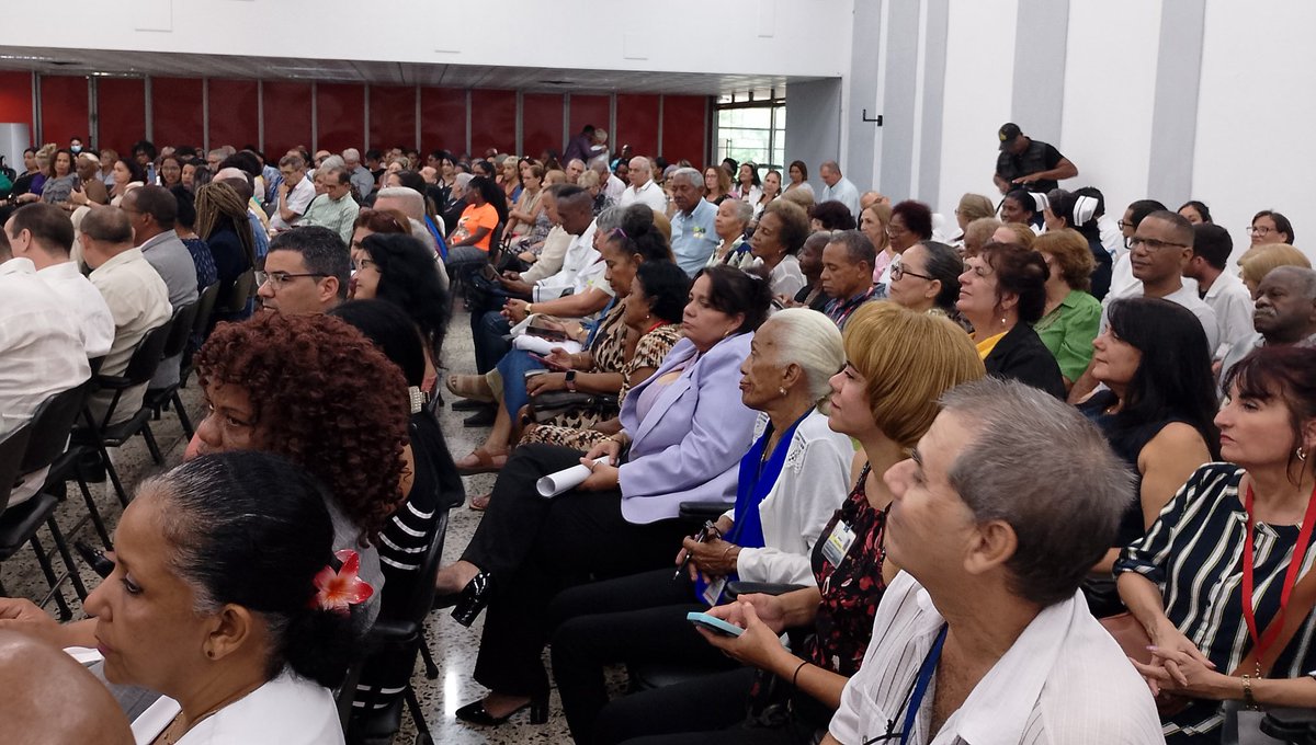 👩‍⚕️👨‍⚕️ Orgullo de batas blancas: #Cuba reconoce hoy a profesionales y colectivos de la #salud por su entrega y compromiso, en acto presidido por el Ministro de Salud Pública <a href="/japortalmiranda/">José Angel Portal Miranda</a>.

👏 ¡Gracias por sostener la vida y el bienestar de nuestro pueblo! 🇨🇺

#CubaPorLaVida