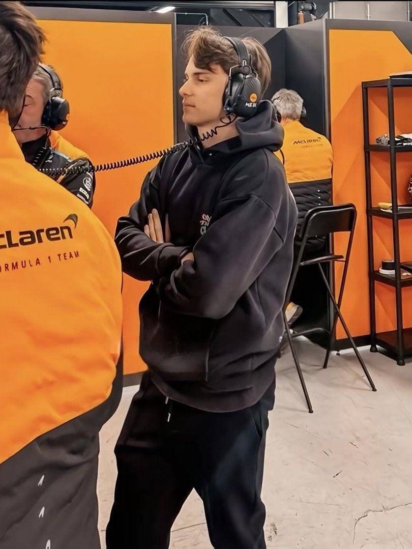 goldenheartvhes's tweet image. everyone is panicking bc oscar is gonna miss fp1 in abu dhabi while im here hoping for engineer oscar to make a comeback